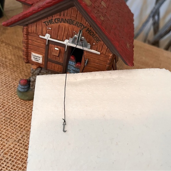 Department 56 New England Village The Cranberry House 56.56627 With Box - Picture 8 of 11